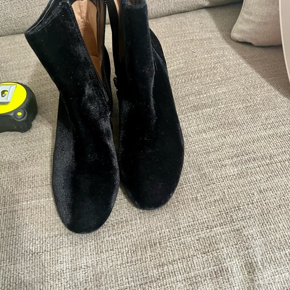 Franco Sarto Whimsygoth Black Velvet side zip ankle boots size 6.5 a no flaws - Picture 2 of 5